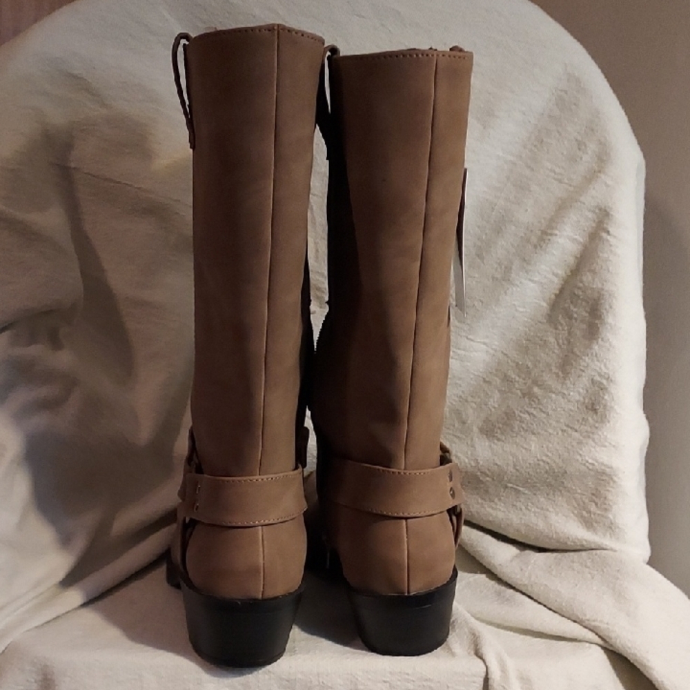 Time and Tru Tan Heeled Boots with Timeless Style - Picture 4 of 8